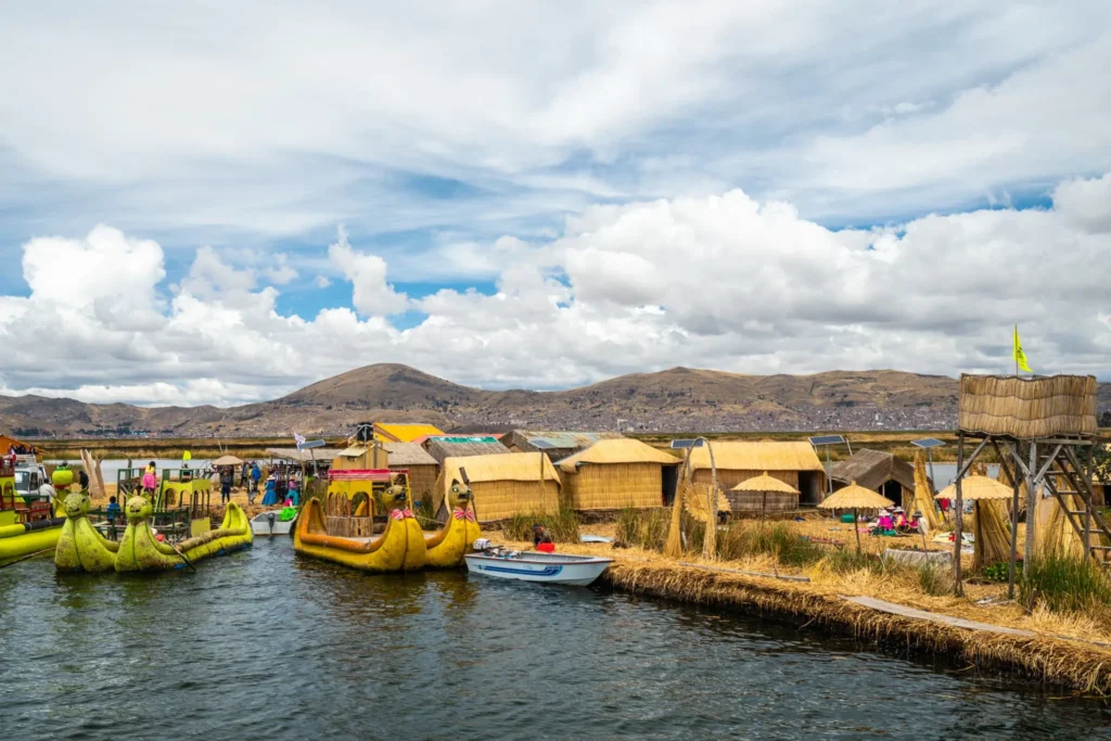 Tradiční rákosové čluny na plovoucích ostrovech Uros jezero Titicaca