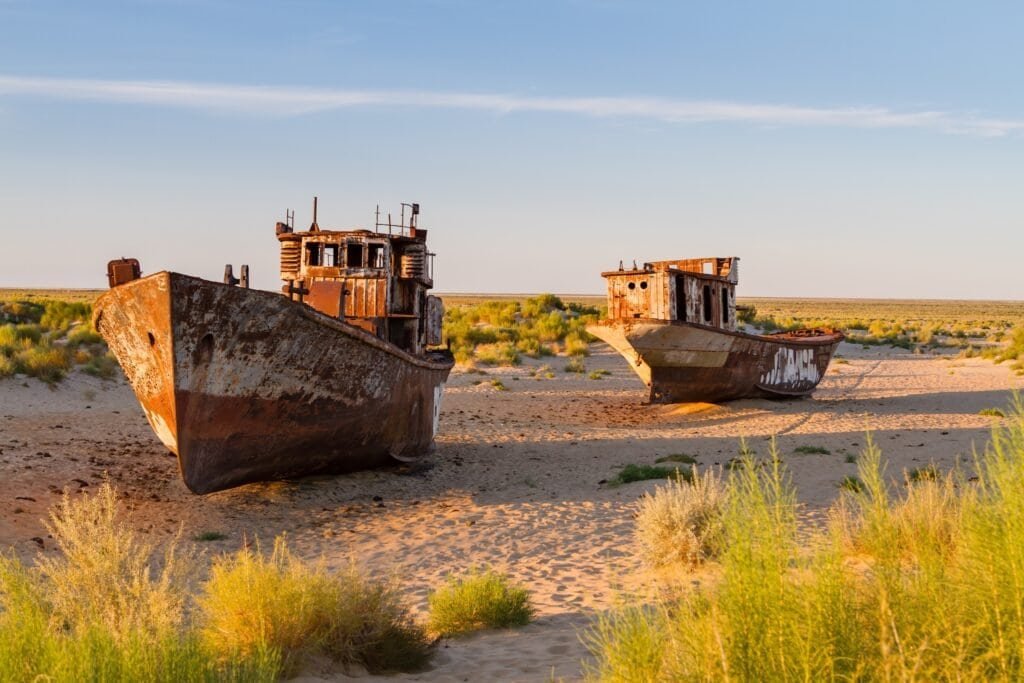 Rustikální lodě na lodním hřbitově v poušti, Muynak, Aralské jezero, Uzbekistán