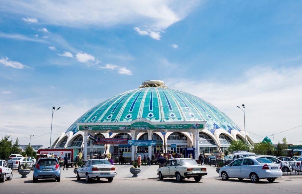 Taškenský bazaar Chorsu - jedna z hlavních dominant města, Uzbekistán