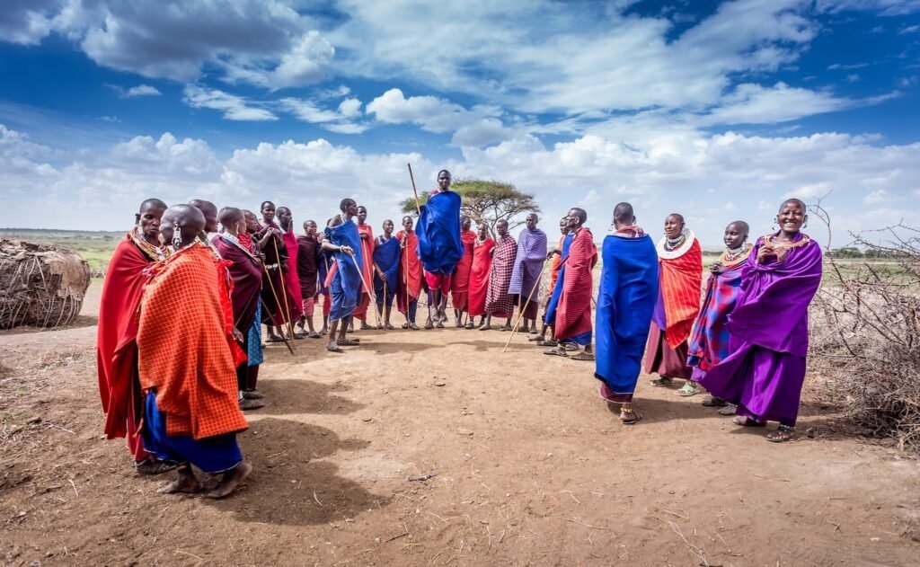 Masajské ženy se usmívají na přivítanou turistům, kteří navštěvují masajskou vesnici. Ngorongoro, Tanzanie.