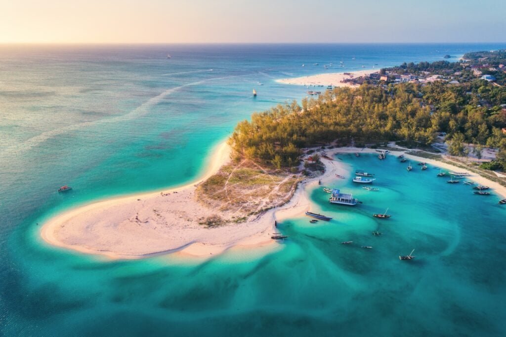 Letecký pohled na rybářské lodě na tropickém mořském pobřeží Zanzibaru, Tanzanie