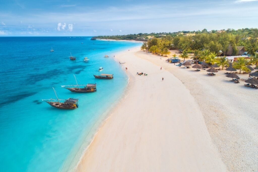 Pobřeží s písečnou pláží  při dovolené na Zanzibaru, Tanzanie,  Afrika