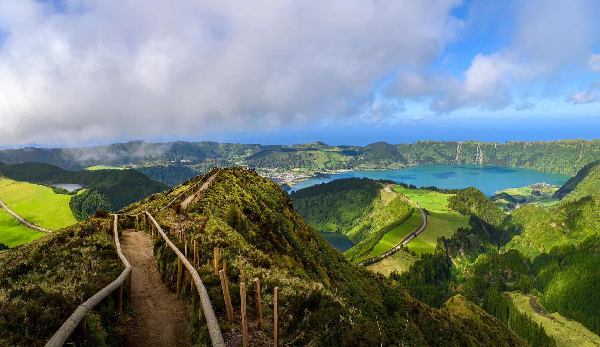 Dvojitá kráterová jezera Sete Cidades obklopená zelenou krajinou, Sao Miguel, Azory