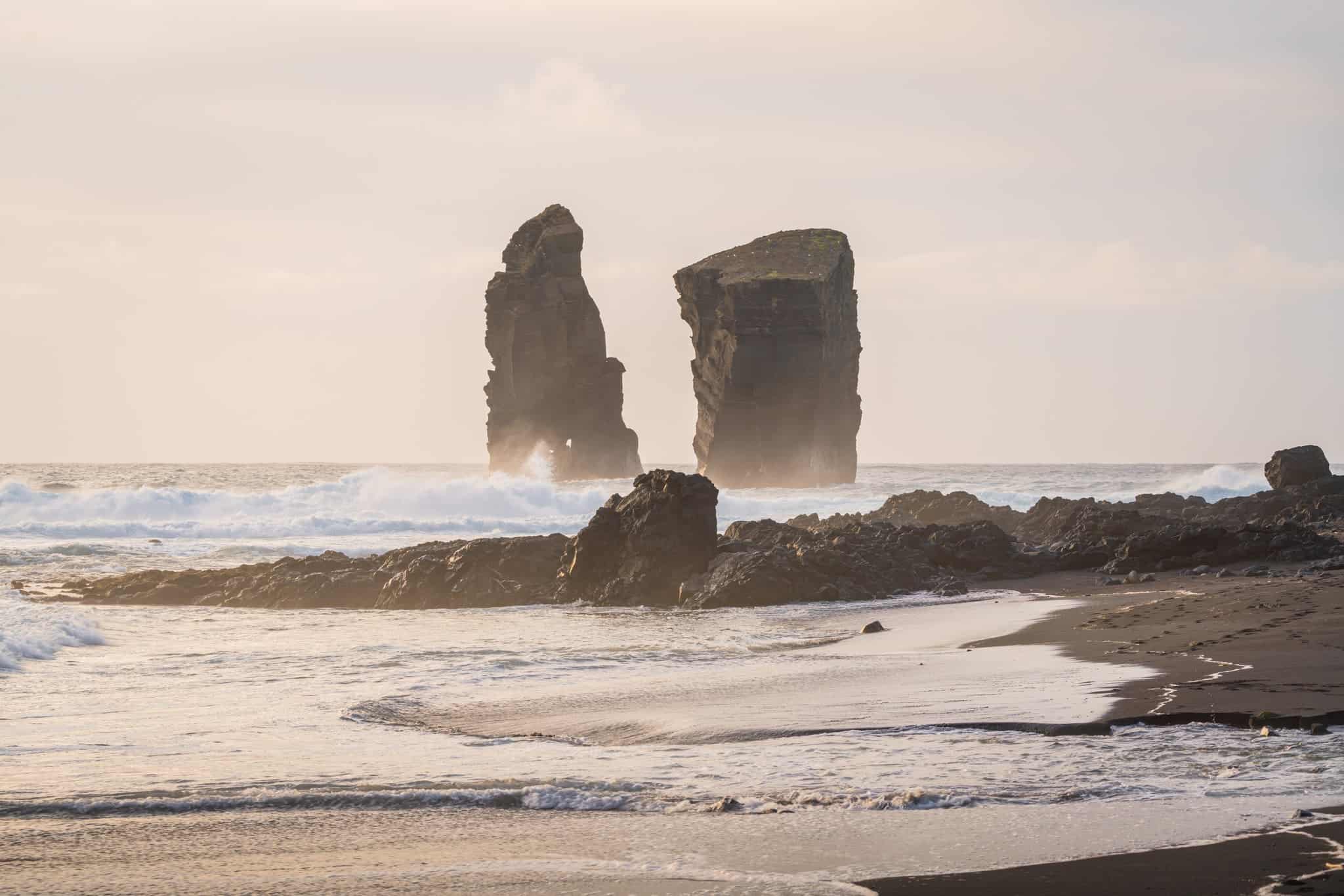 Skalnaté pobřeží při západu slunce, pláž Mosteiros, Sao Miguel, Azory