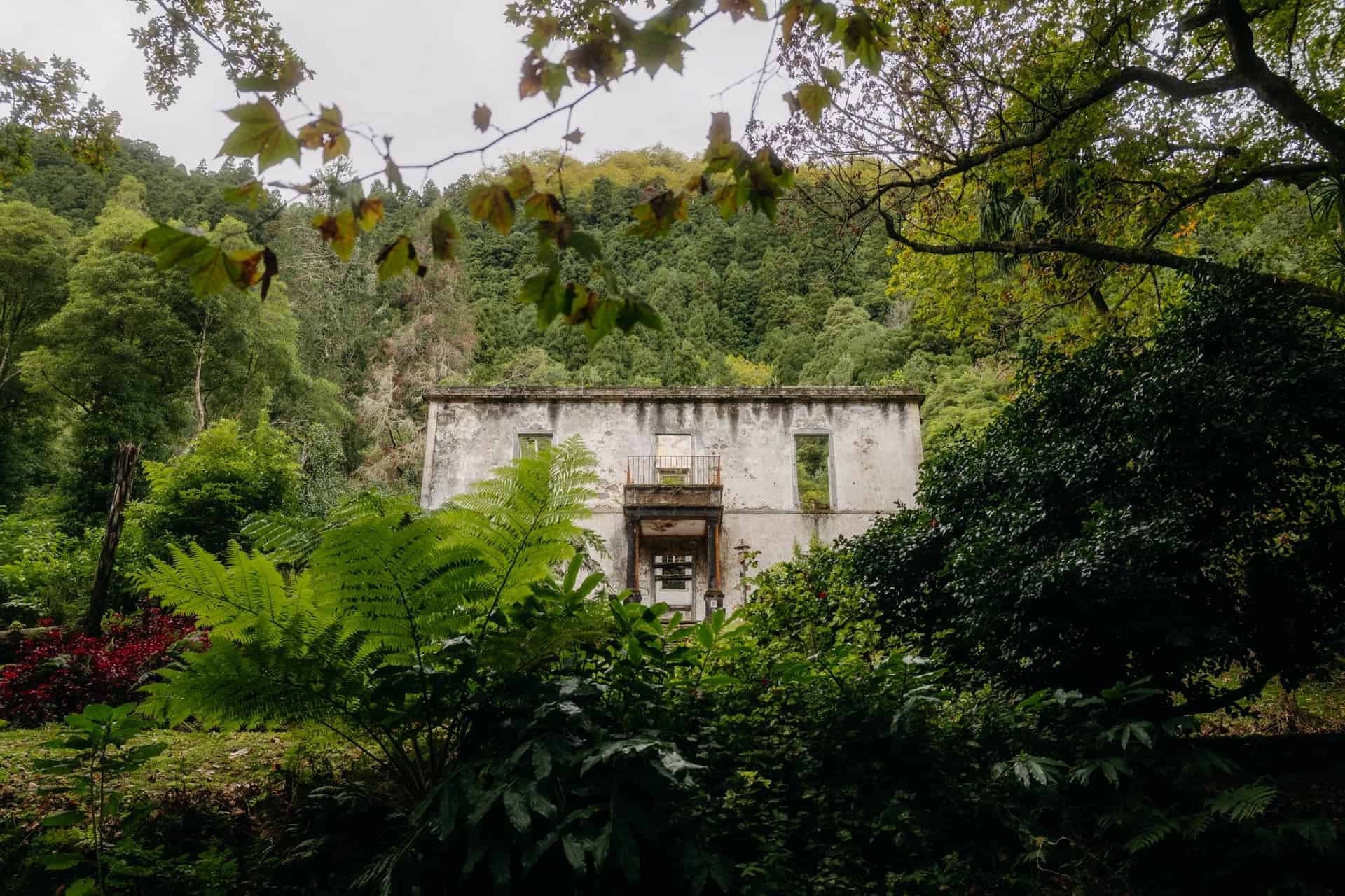 Zchátralá kamenná budova zarůstající bujnou zelení, Sao Miguel, Azory
