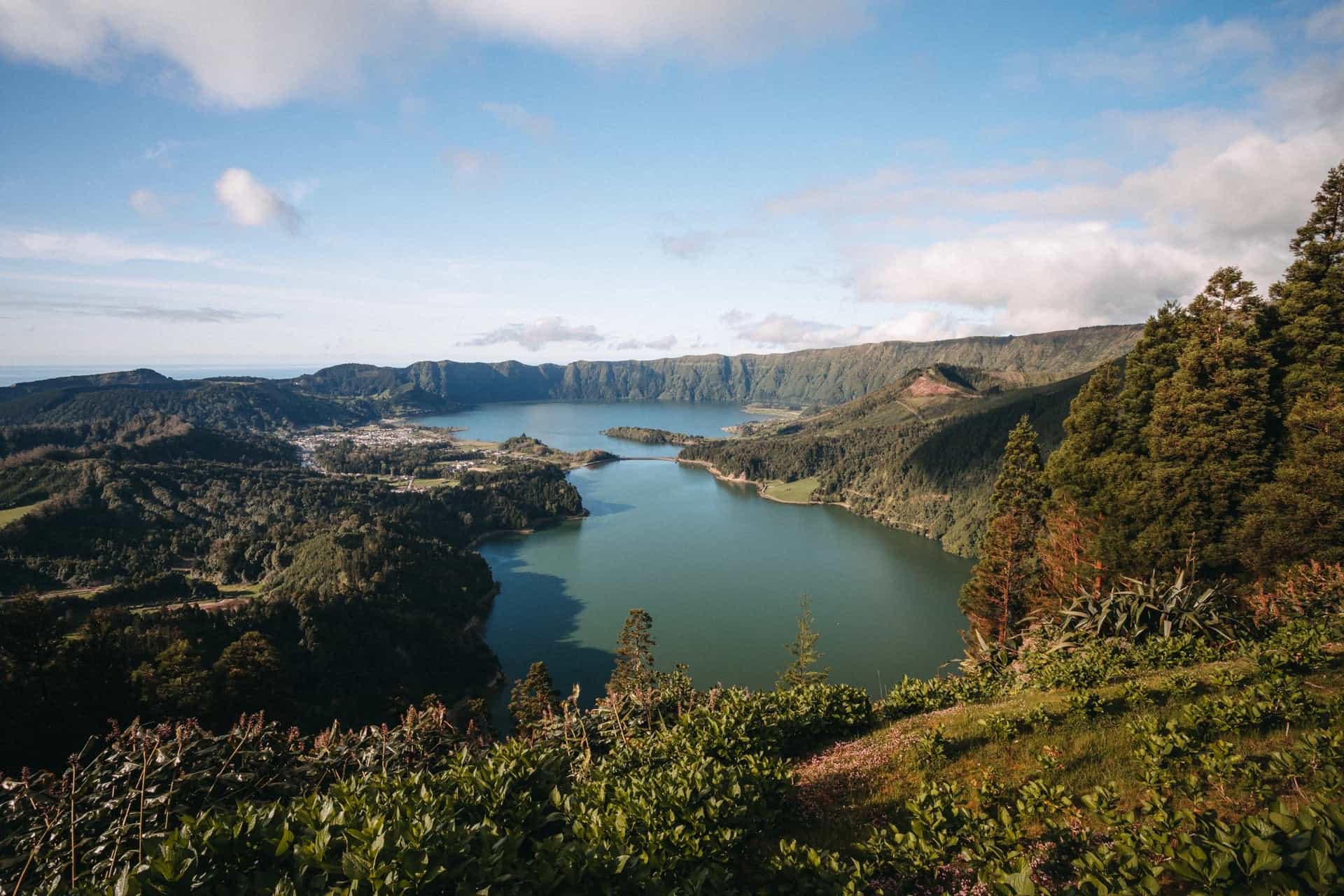 Pohled na kráterové jezero Sete Cidades z vyhlídky Miradouro da Vista do Rei, Sao Miguel, Azory
