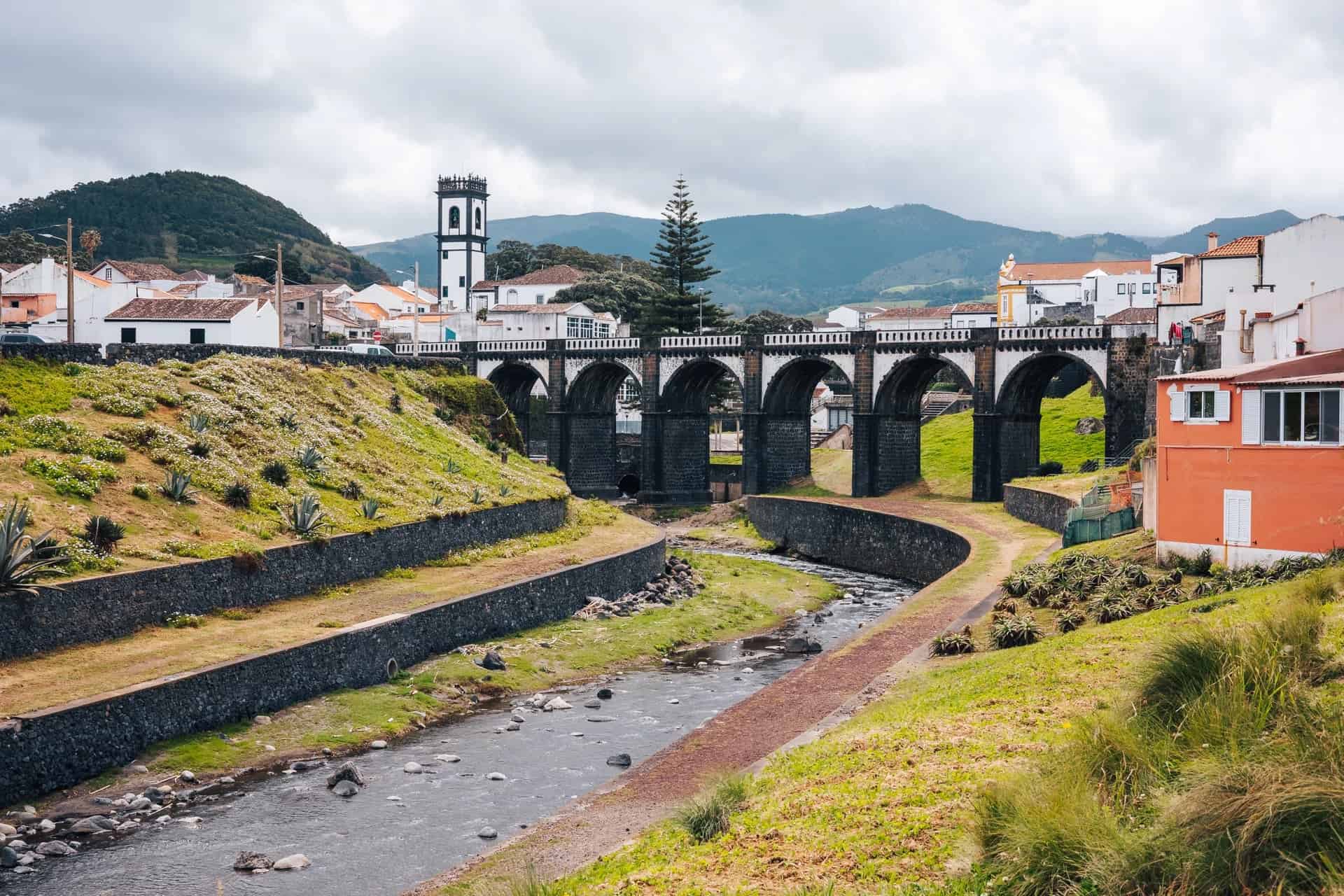 Kamenný most přes řeku s kostelem v pozadí, Ribeira Grande, São Miguel, Azory