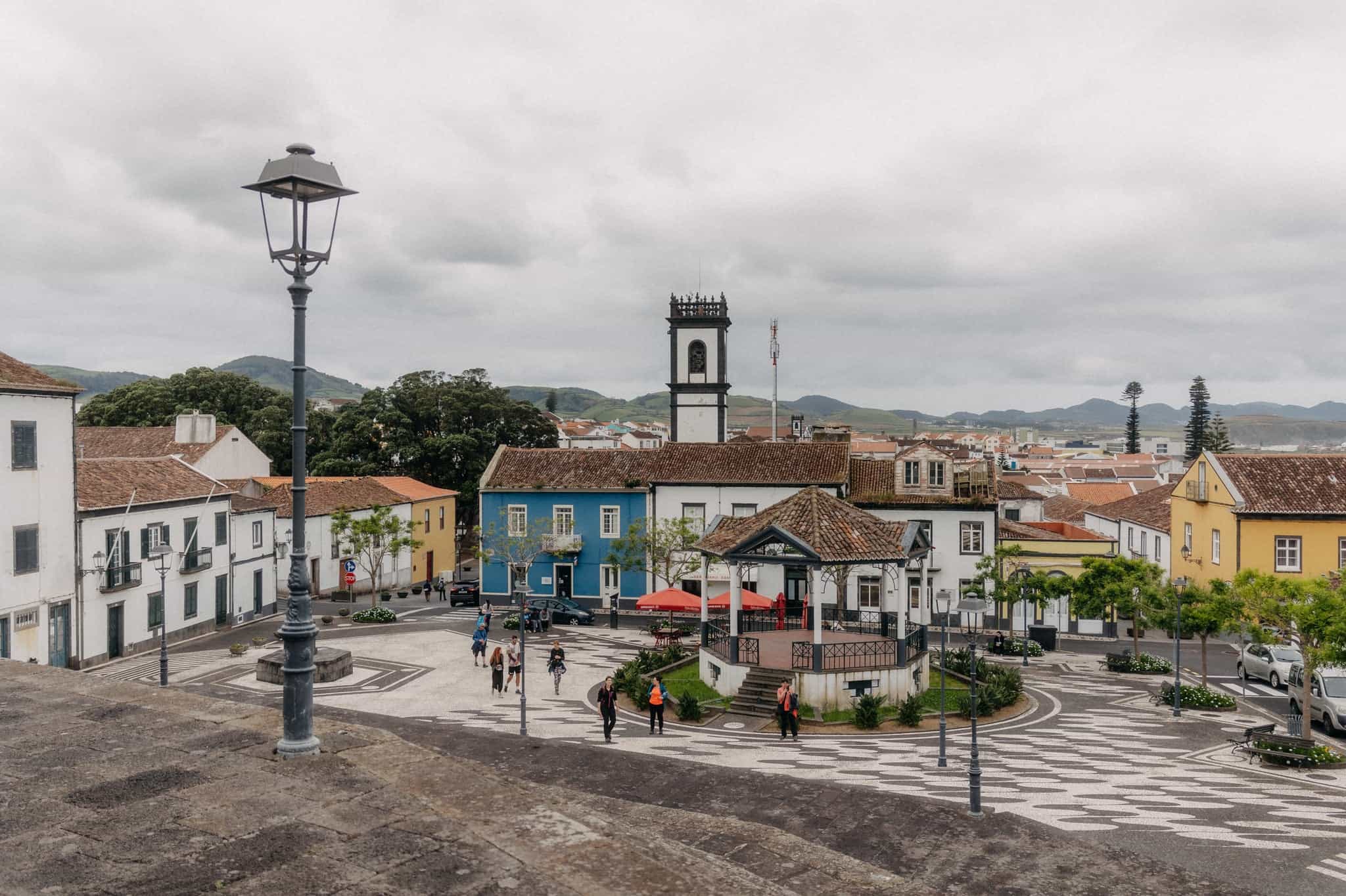 Náměstí s kostelem a barevnými domy, Ribeira Grande, Azory