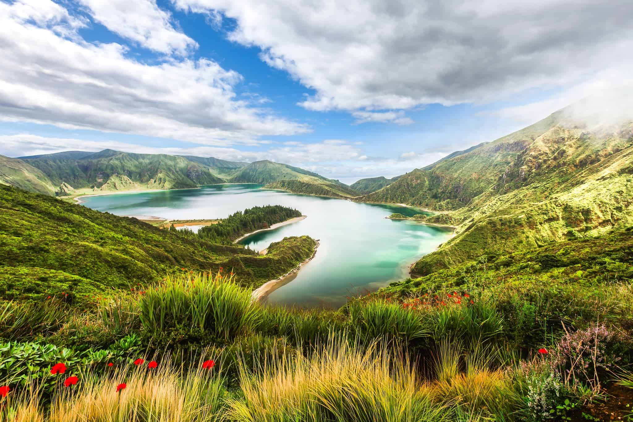 Kráterové jezero Lagoa do Fogo s tyrkysovou vodou obklopené zelenými kopci, Sao Miguel, Azory
