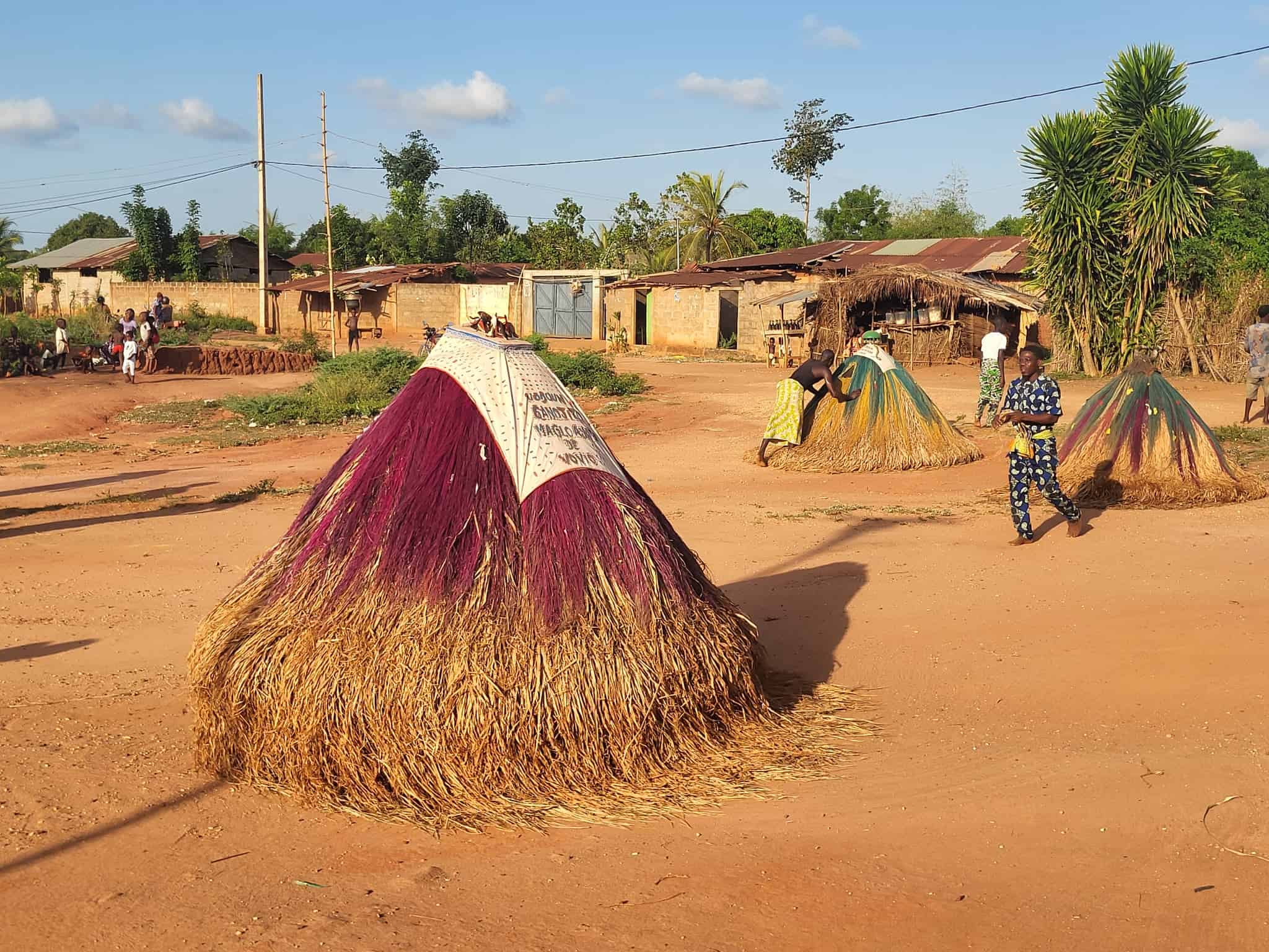 Tanečník v tradičním kostýmu Zangbeto během ceremonie Kpomassè, Benin