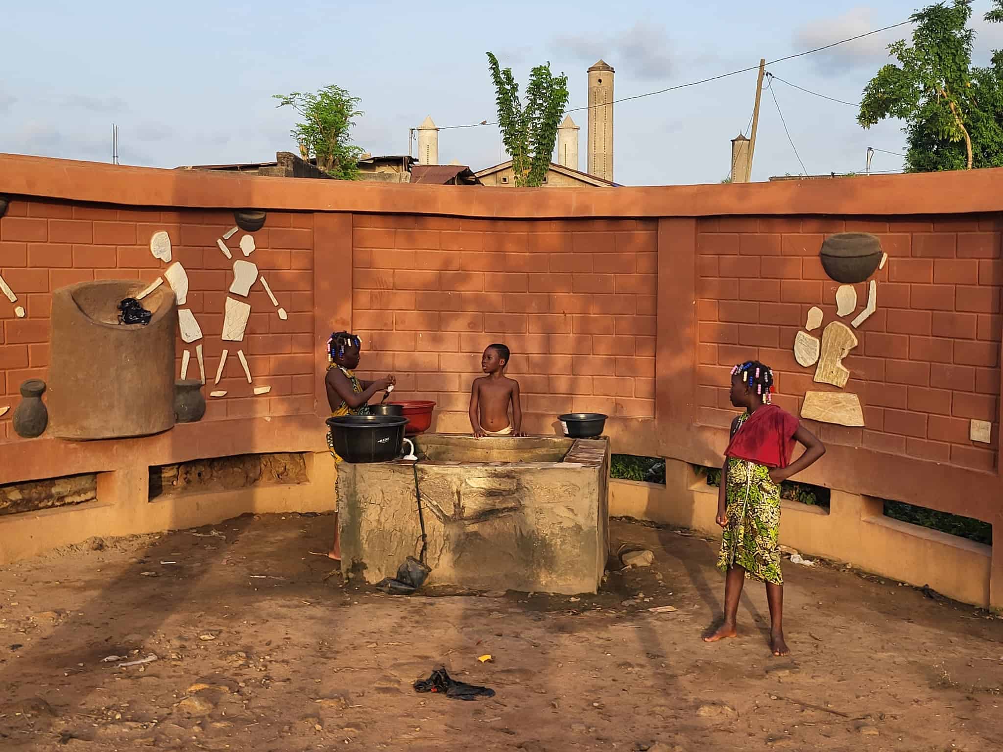 Barevná koloniální architektura v Porto-Novu, Benin