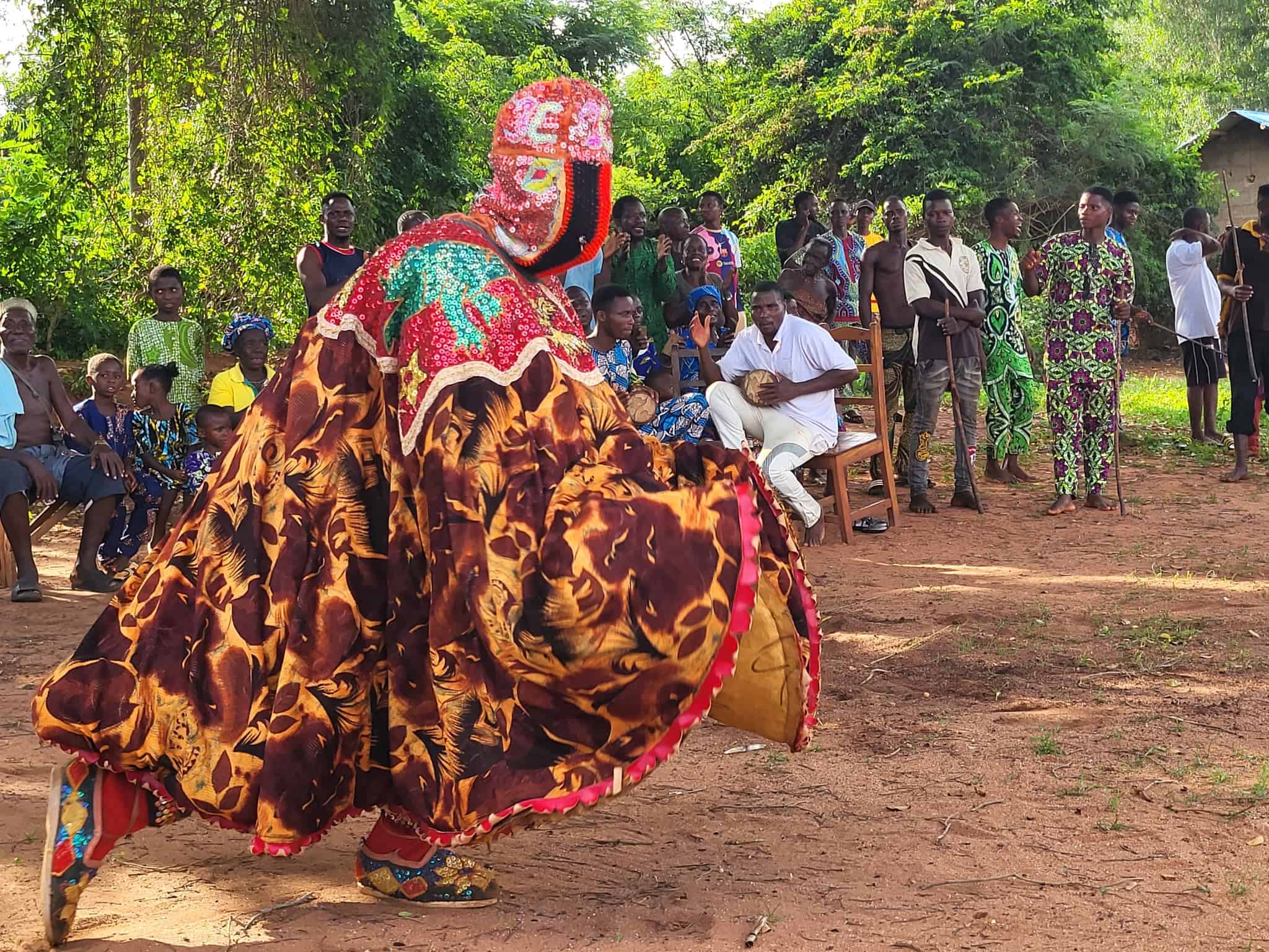 Masky Egungun u jezera Aheme, Benin