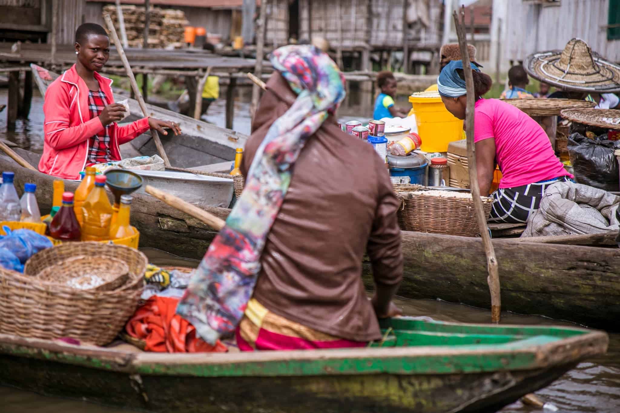 Plovoucí trh na jezeře Nokoue s dřevěnými domy a loďkami, Benin