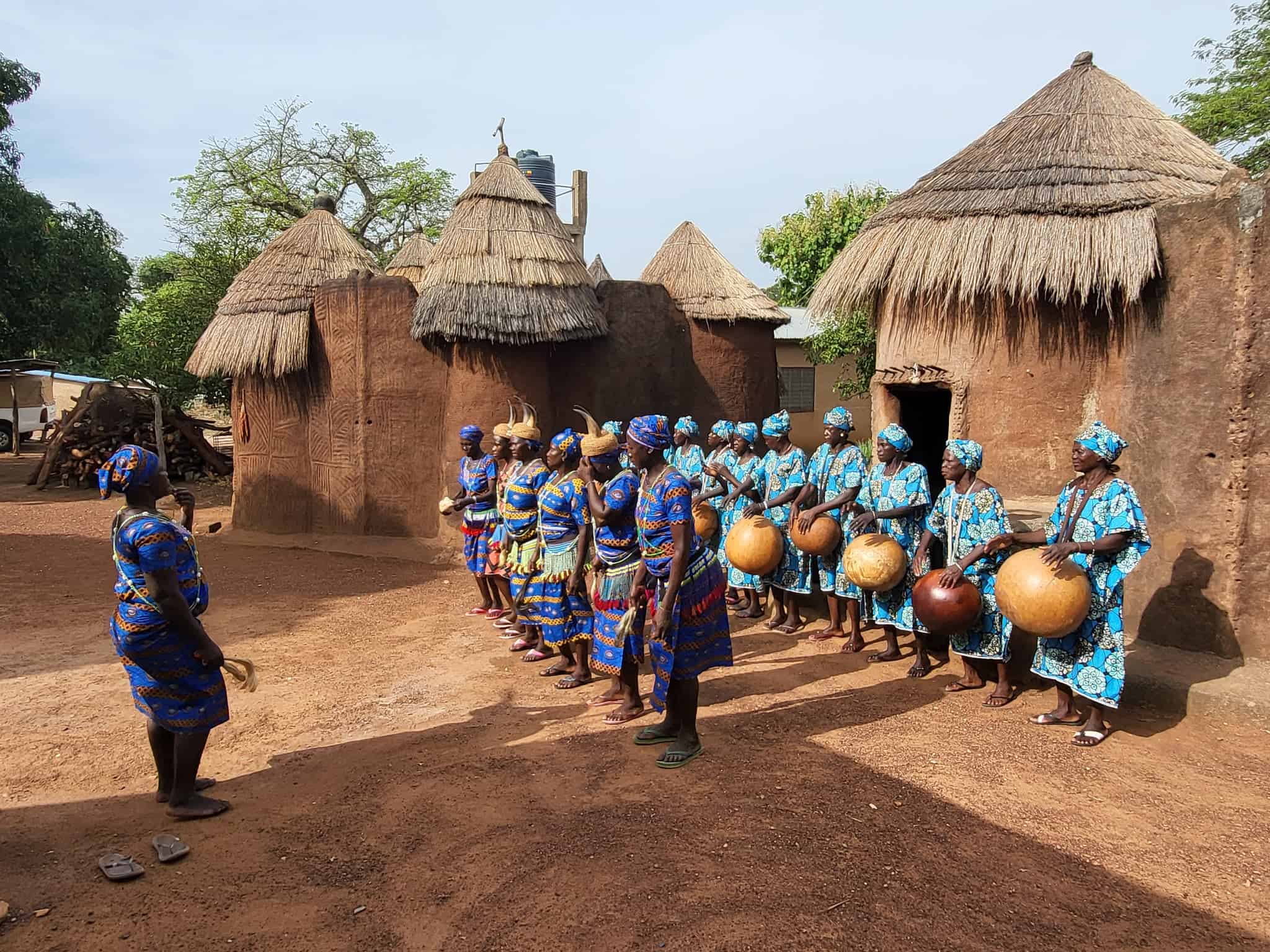 Tanečníci Koussoukoingou v tradičních maskách a kostýmech s tykví, Benin
