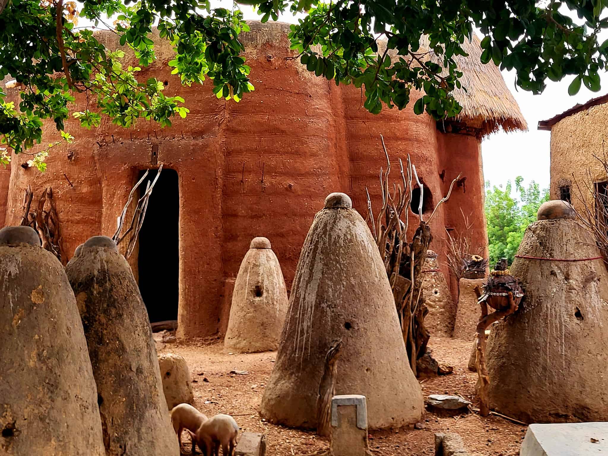 Tradiční boukombské domy se slaměnou střechou a jejich obyvatelé, Benin