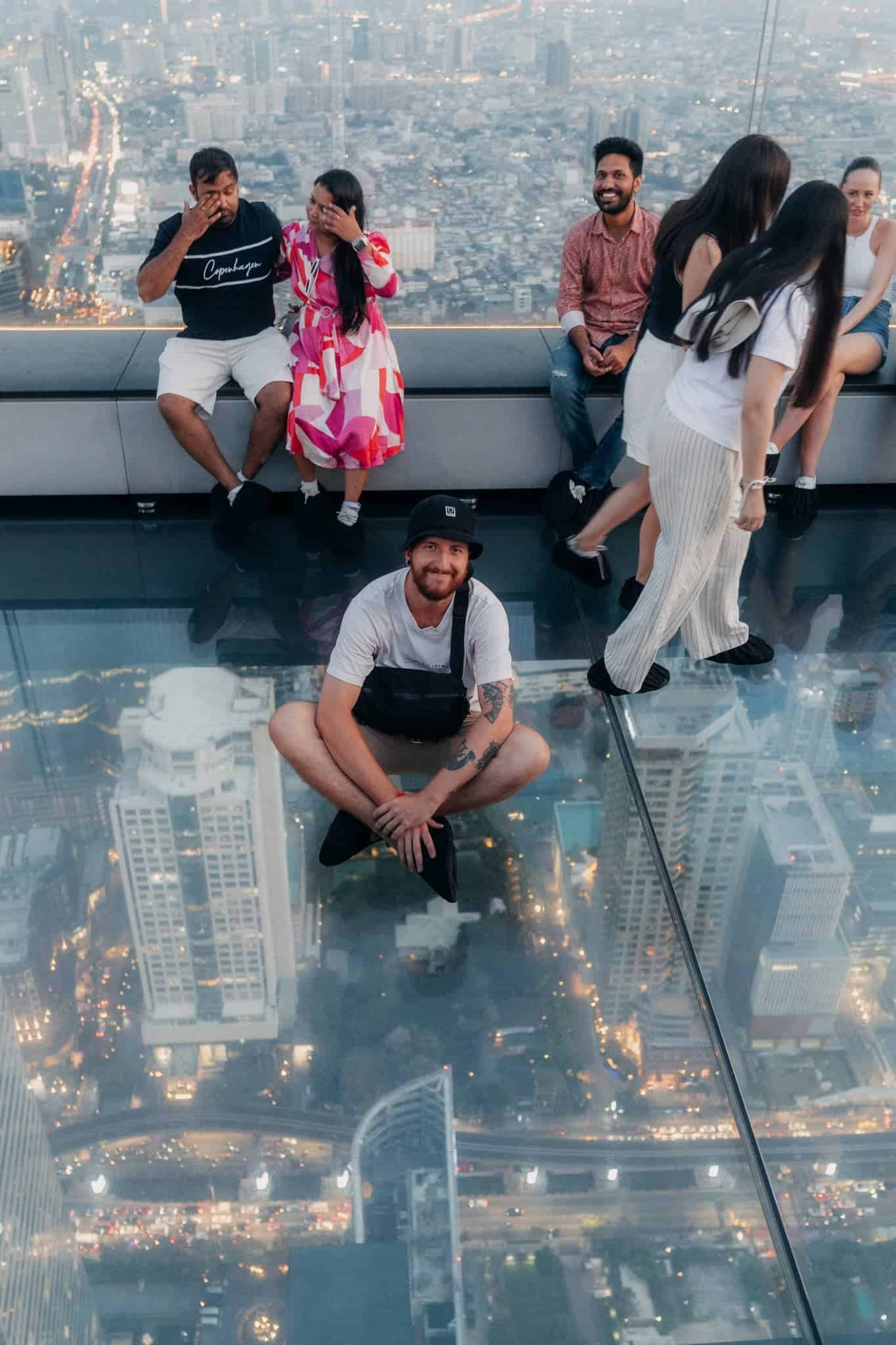 Pavel Balek na skleněné plošině vysoko nad městskou panorámou