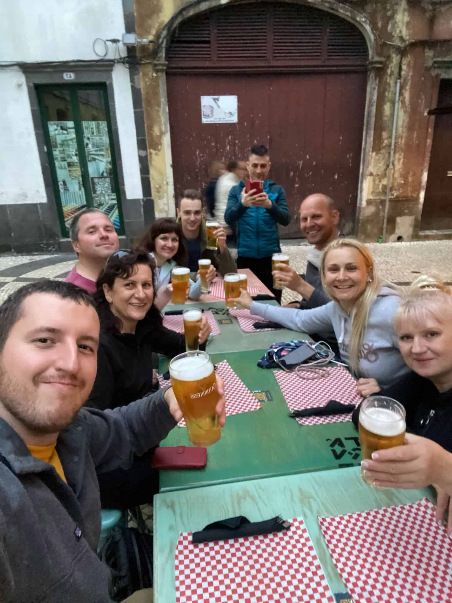 Pavel Balek se skupinou lidí u stolu s pivem