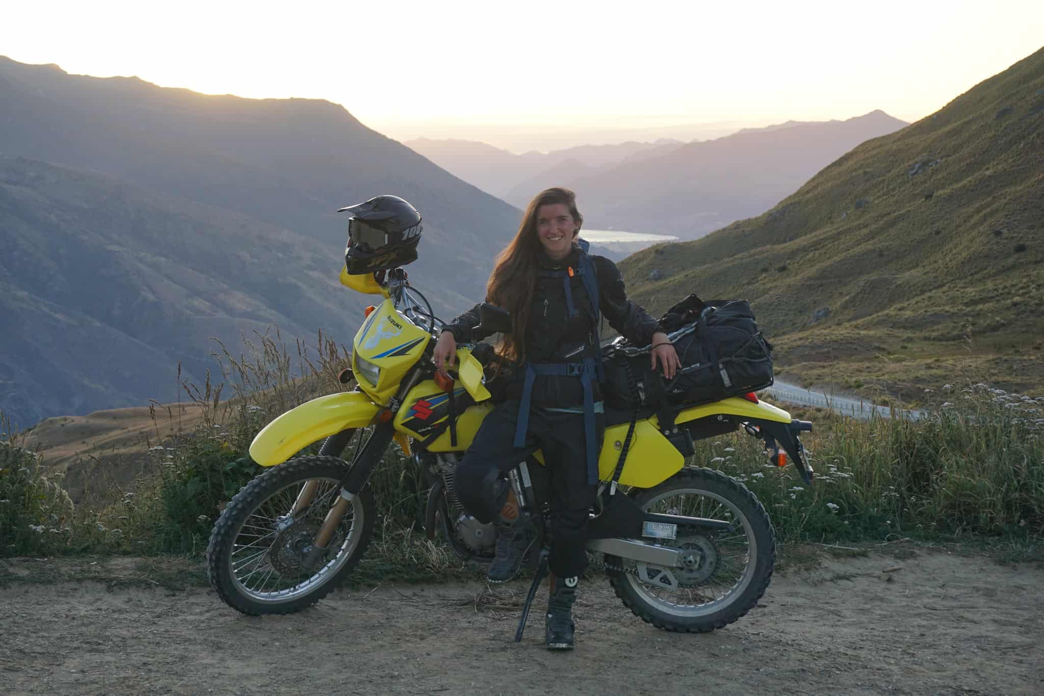 Petra Obrovská se žlutým motocyklem v horské dolině